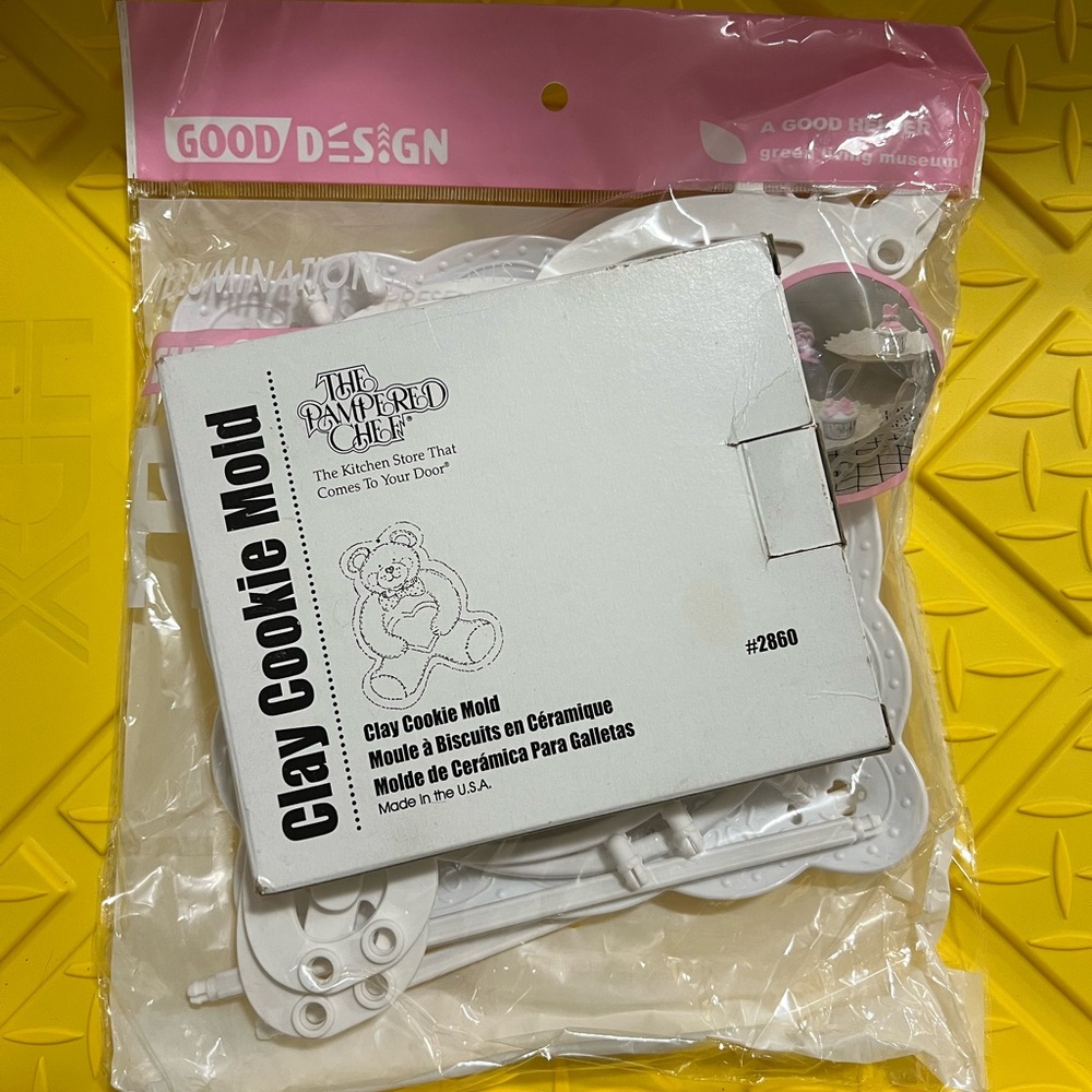 NWT The Pampered Chef White Clay Cookie Mold